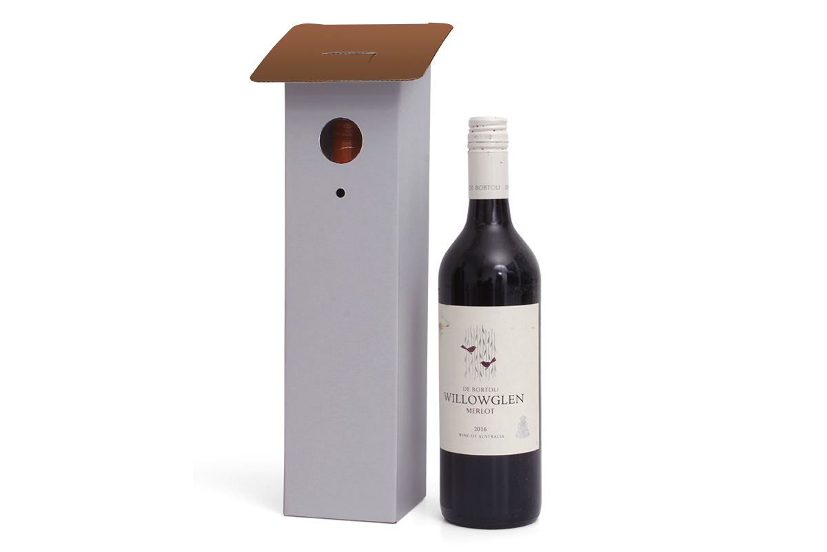 birdhouse used a winebottle